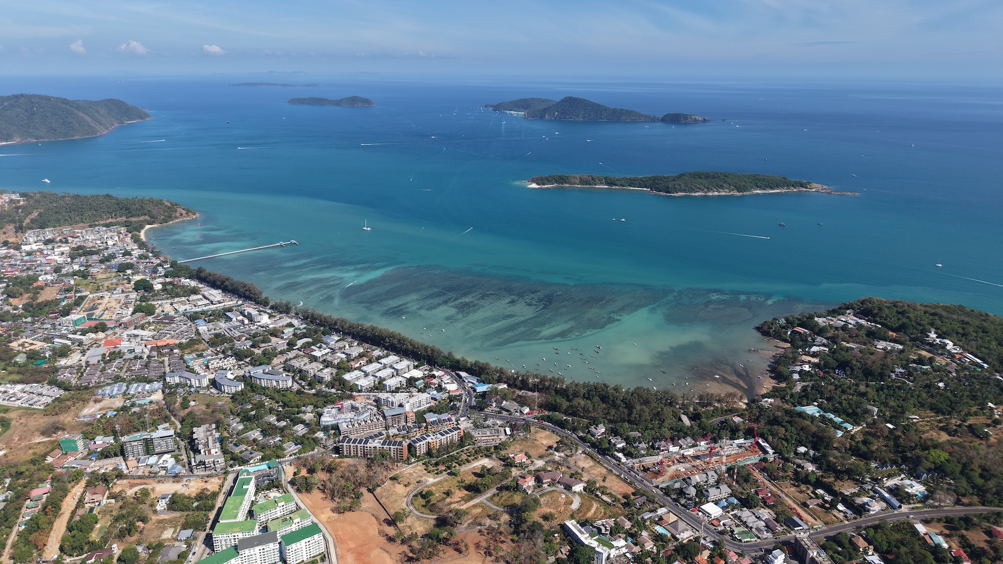 Hero strony O mnie - widok lotniczy wybrzeża